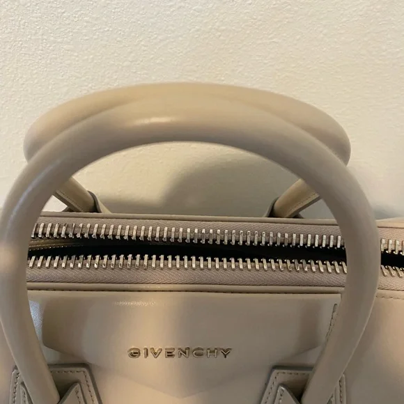 🌟SOLD🌟 Gorgeous EUC MEDIUM ANTIGONA in NUDE! - Picture 3 of 15